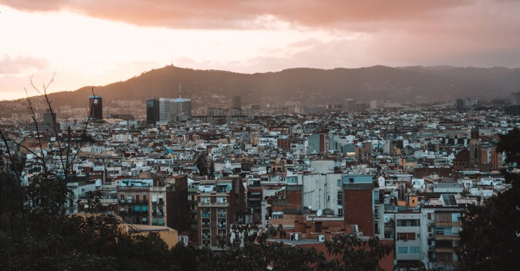 découvrez barcelone, une ville vibrante alliant histoire, culture, plages magnifiques et cuisine délicieuse. explorez ses monuments emblématiques et profitez de son ambiance unique.