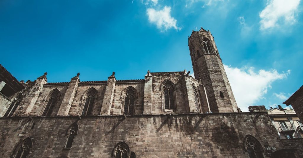 découvrez l'architecture emblématique de barcelone, alliant histoire, modernité et créativité à travers ses monuments et bâtiments uniques.