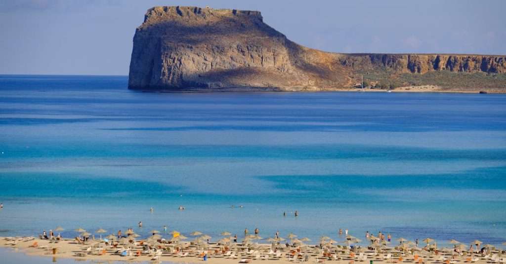 découvrez balos beach, une plage paradisiaque en grèce réputée pour ses eaux turquoise cristallines, son sable blanc et ses paysages naturels à couper le souffle. parfait pour une escapade sereine et idyllique.