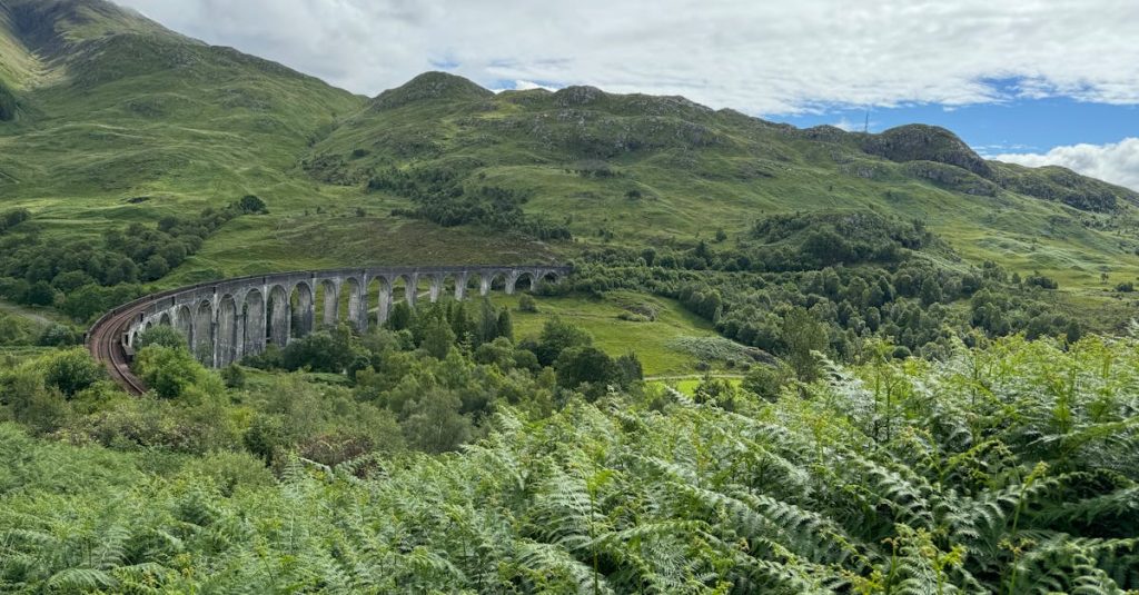 découvrez le voyage en train de luxe en écosse : paysages époustouflants, confort exceptionnel et expérience unique à travers les magnifiques highlands.