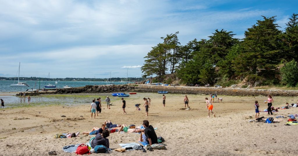 découvrez la plage la plus proche de pau pour une escapade détente au bord de l'eau. profitez du sable, du soleil et des activités nautiques à seulement quelques kilomètres de la ville.