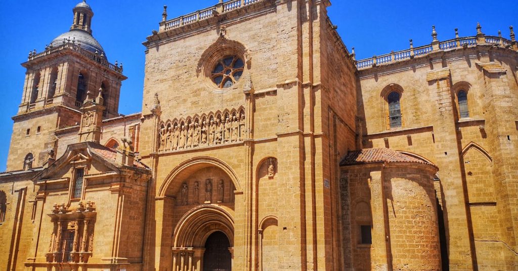 découvrez les incontournables de salamanca, une ville riche en histoire, culture et architecture impressionnante. explorez ses plus beaux sites et attractions.