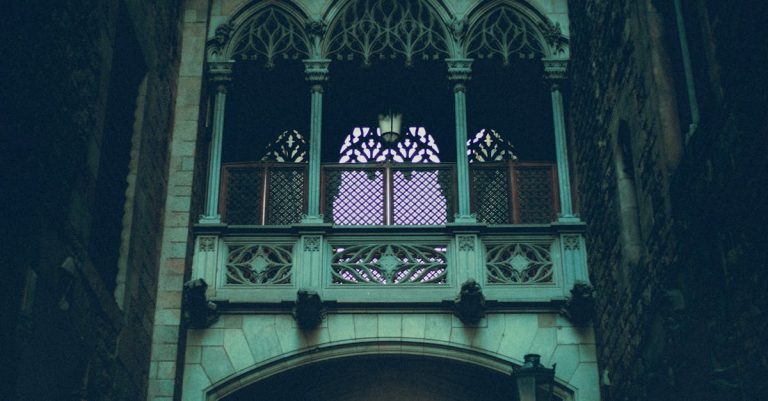 Découvrir les passages couverts et arcades de barcelone, joyaux cachés de la ville