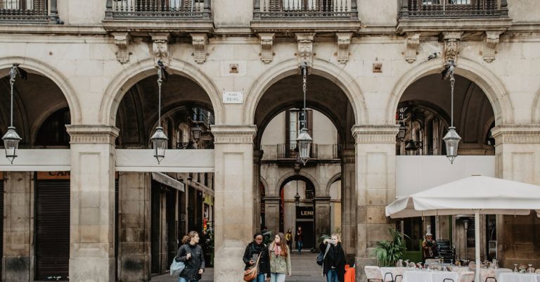Découvrez les cafés avec terrasse cachée à barcelone pour un moment de détente unique