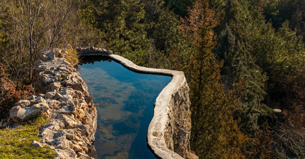 découvrez les piscines naturelles près de barcelone pour une expérience de baignade unique au cœur de la nature, loin des zones touristiques.