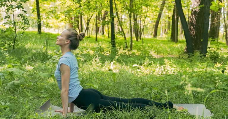 Découvrez les bienfaits d&rsquo;un cours de yoga en plein air à barcelone