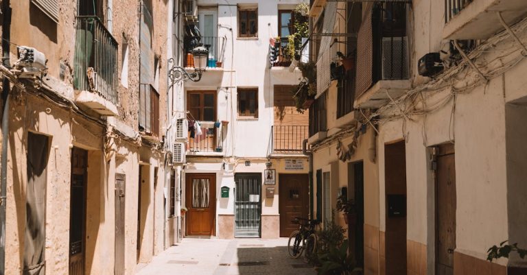 Découvrir le quartier poble sec à pied : balades et secrets à explorer