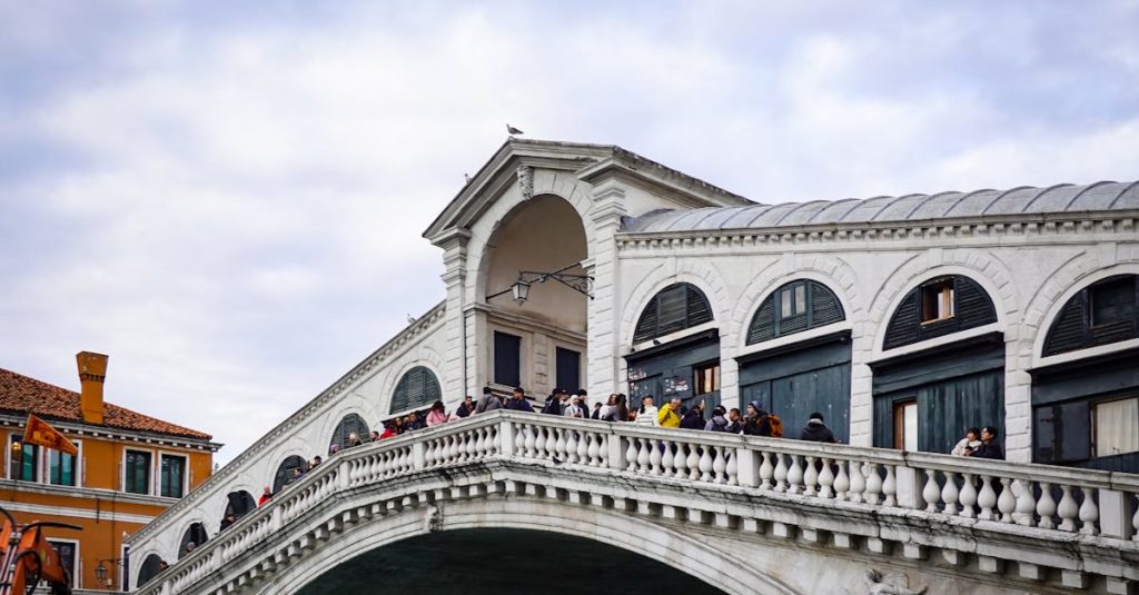 Comment a été construite venise entre eaux et terre ferme 2 venice construction : expert en construction et rénovation à venise, offrant des services de qualité pour vos projets résidentiels et commerciaux.