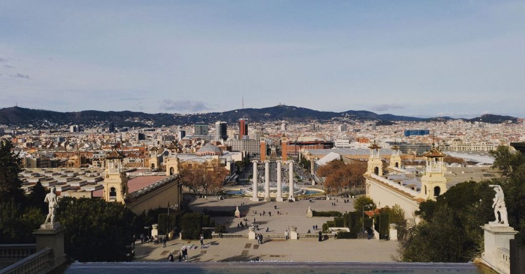 Découvrir barcelone autrement avec des tours photo hors des sentiers battus 2 découvrez des circuits photo alternatifs à barcelone pour capturer des clichés uniques et authentiques de la ville hors des sentiers battus.