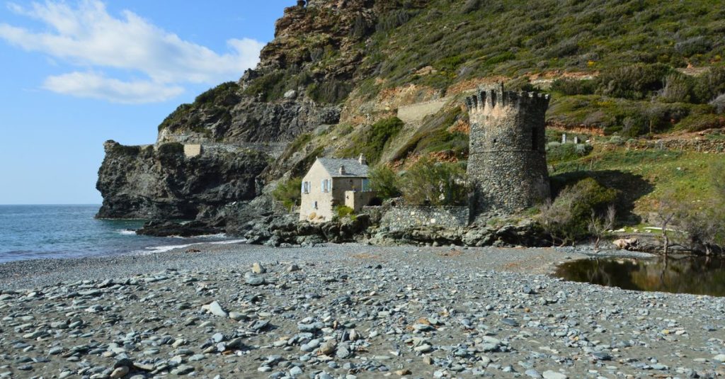 découvrez les plages du cap d'agde à éviter pour profiter d'une expérience balnéaire agréable et sécurisée.