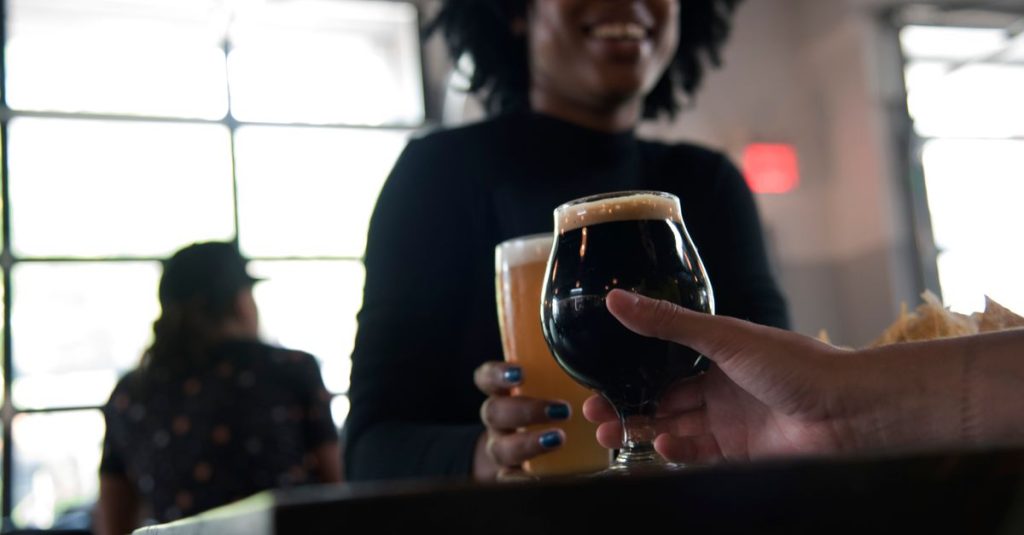 découvrez l'univers des microbrasseries artisanales : des bières uniques, locales et pleines de saveurs, créées avec passion par des brasseurs indépendants.