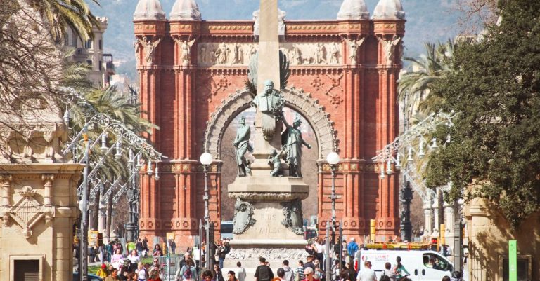 Balades culturelles en famille à barcelone pour découvrir la ville autrement