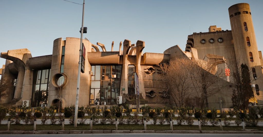 découvrez l'architecture moderniste, un style innovant qui allie fonctionnalité, lignes épurées et matériaux modernes pour créer des espaces uniques et avant-gardistes.