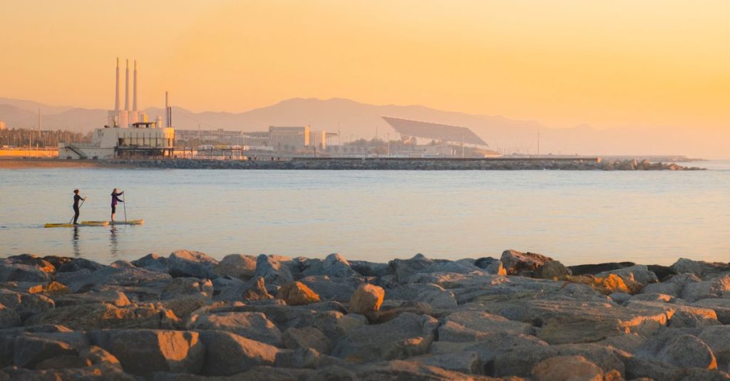 découvrez des plages secrètes près de barcelone, des coins tranquilles et préservés pour profiter du soleil loin de la foule.