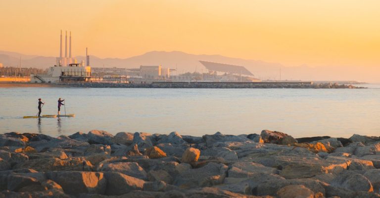 Plages secrètes autour de barcelone accessibles en vélo pour une escapade originale