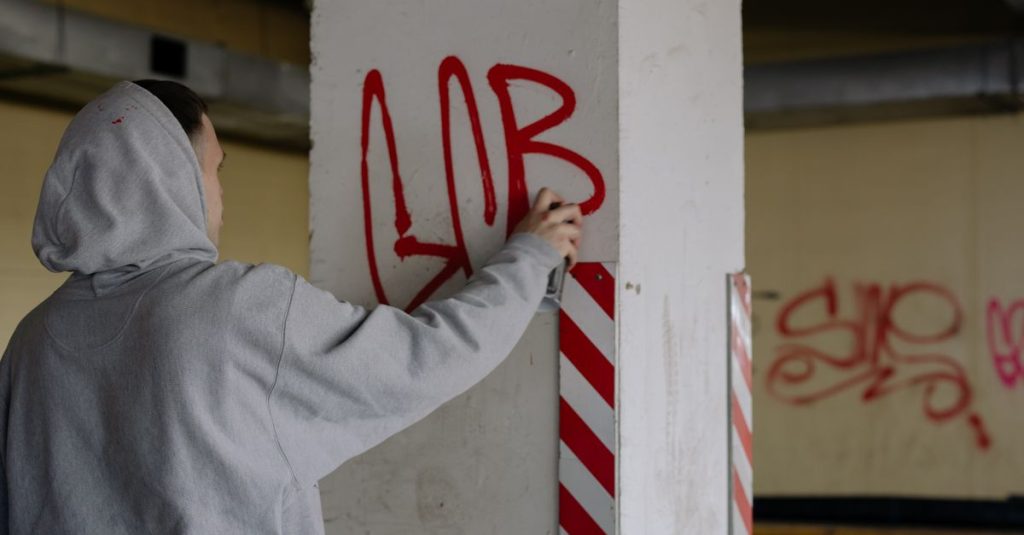 découvrez l'univers captivant des street artists, ces artistes urbains qui transforment les murs de la ville en véritables œuvres d'art pleine de couleurs et de messages.
