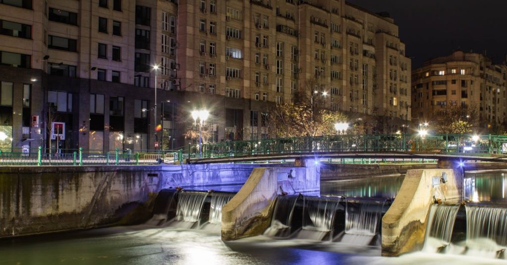 découvrez les visites nocturnes insolites de barcelone et explorez la ville sous un angle unique, entre mystères, histoires secrètes et lieux atypiques.