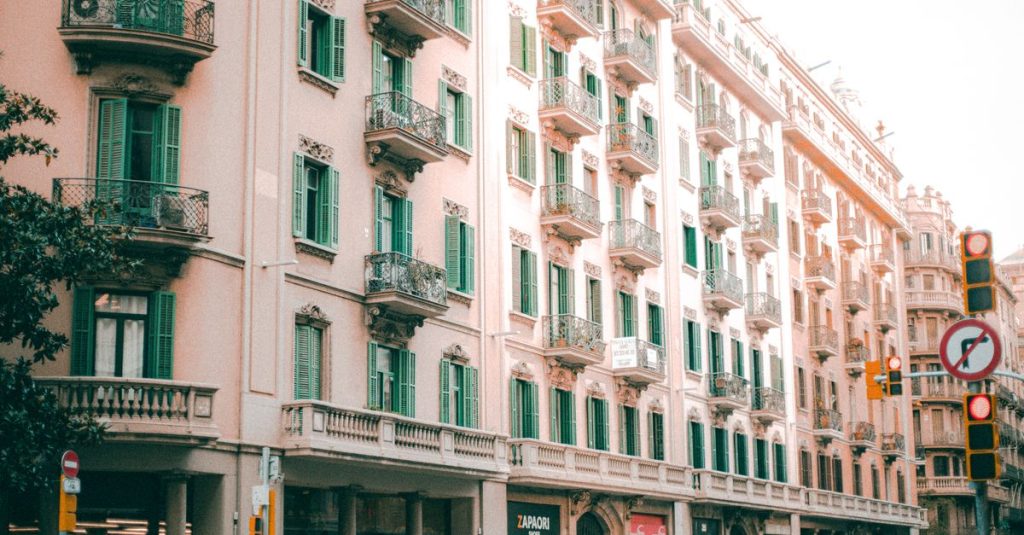découvrez les meilleurs magasins vintage de barcelone pour trouver des vêtements et accessoires uniques au style rétro.