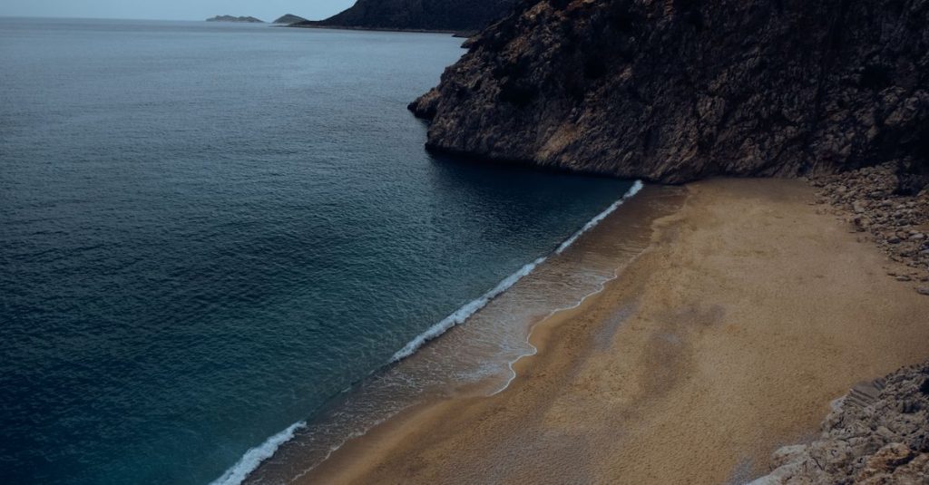 Découvrez les plages sauvages autour de barcelone pour une escapade nature 2 découvrez des plages sauvages préservées où la nature règne en maître, idéales pour les amateurs d'aventure et de tranquillité au cœur de paysages authentiques.