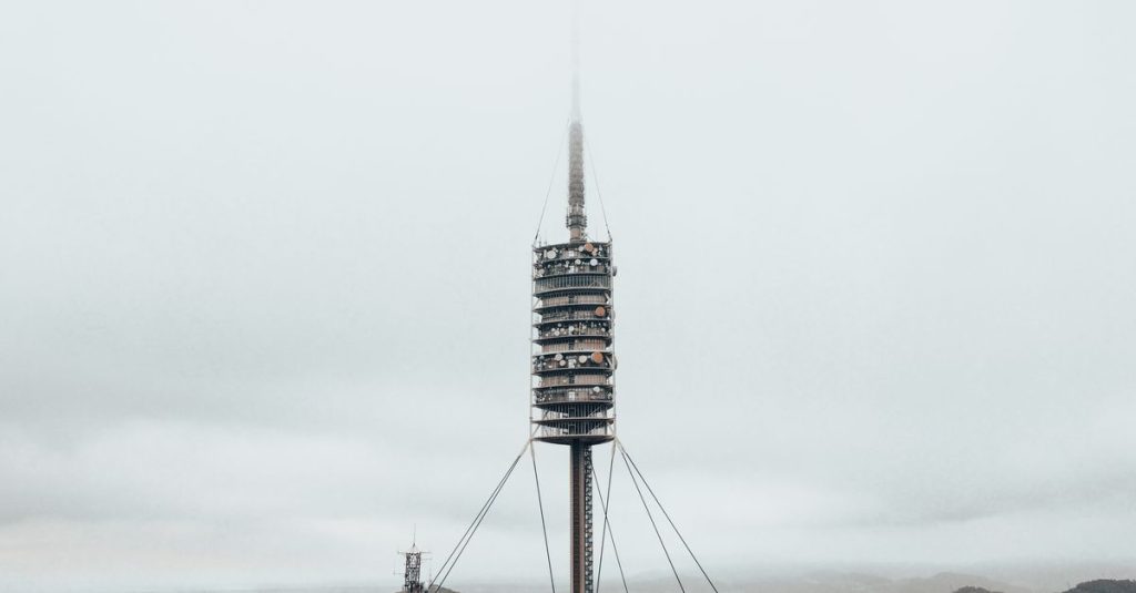 Découverte du parc naturel de collserola en rando tranquille : un havre de paix au cœur de la nature 2 découvrez le parc naturel de collserola, un vaste espace vert offrant des sentiers de randonnée, une faune et une flore diversifiées, idéal pour les activités de plein air près de barcelone.
