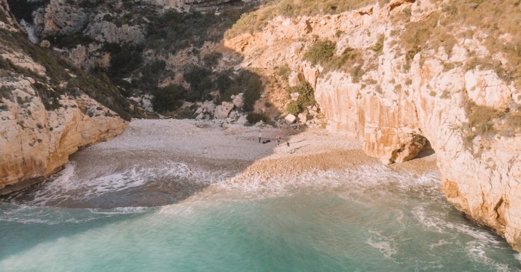 découvrez les plages cachées d'espagne, des endroits secrets et préservés pour des vacances authentiques au bord de la mer.