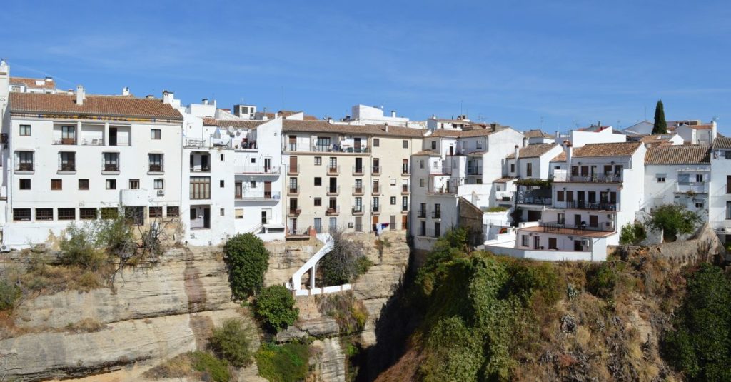 découvrez les villages cachés d'espagne, des trésors authentiques loin des sentiers touristiques, pour une immersion culturelle et paisible.