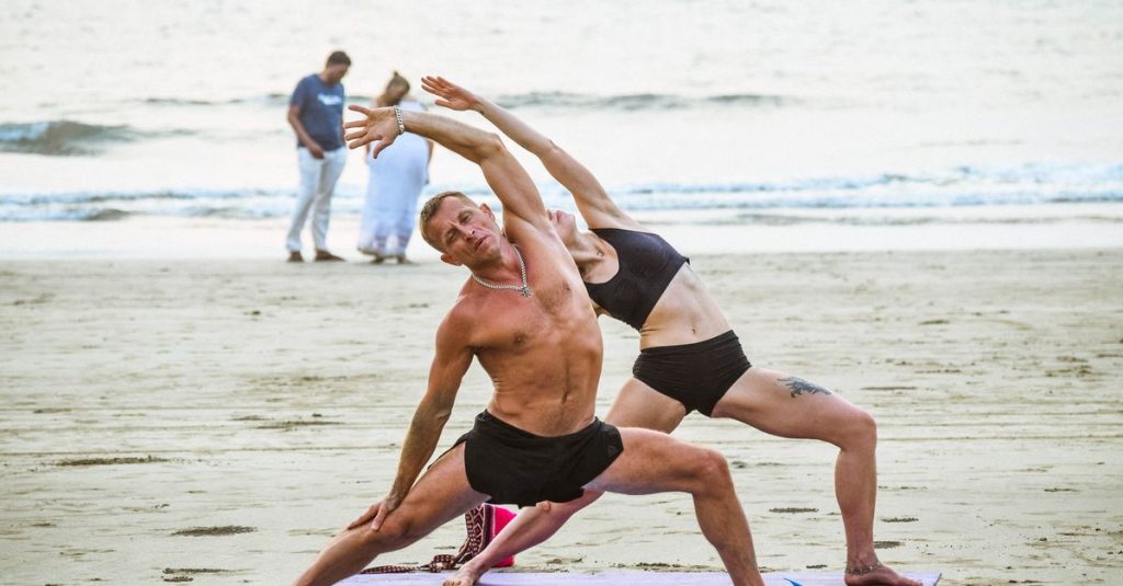 Séance de yoga matinale sur la plage de la barceloneta pour bien commencer la journée 2 découvrez les bienfaits du yoga matinal sur la plage pour commencer votre journée en pleine forme et en harmonie avec la nature.