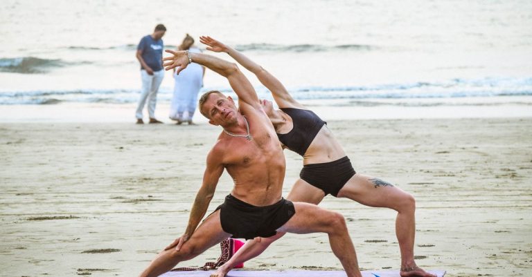 Séance de yoga matinale sur la plage de la barceloneta pour bien commencer la journée