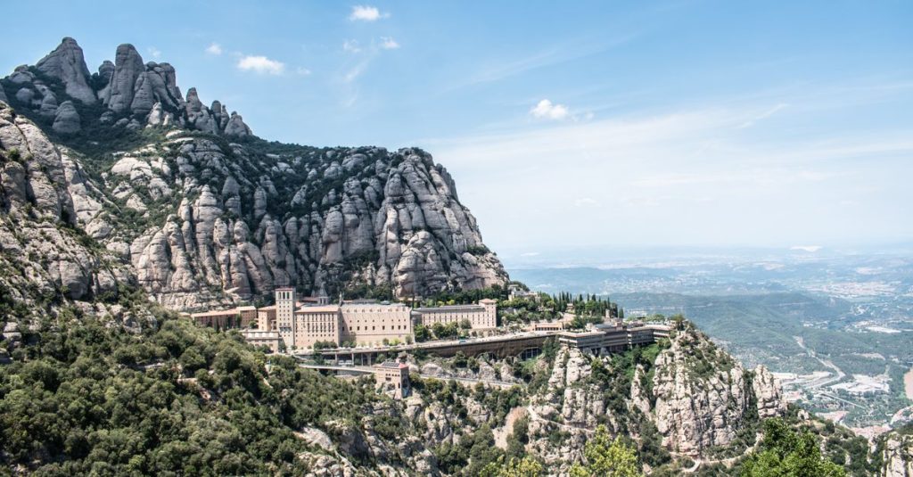 découvrez les célèbres routes de pèlerinage en espagne, un voyage spirituel et culturel à travers des paysages magnifiques et des sites historiques emblématiques.