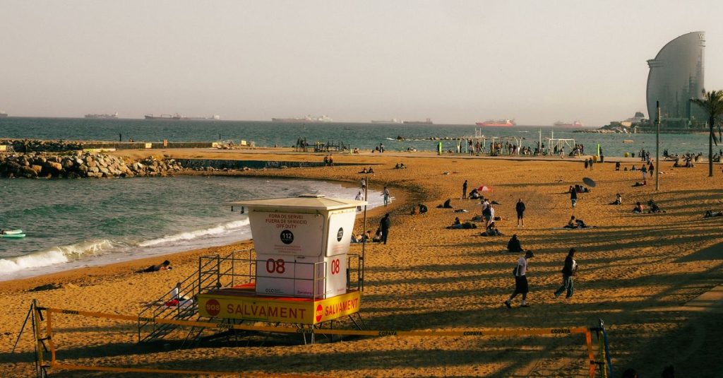 Découvrir des plages naturistes peu connues en espagne près de barcelone 2 découvrez les plages naturistes cachées près de barcelone pour une expérience unique de détente et de liberté au cœur de la nature méditerranéenne.