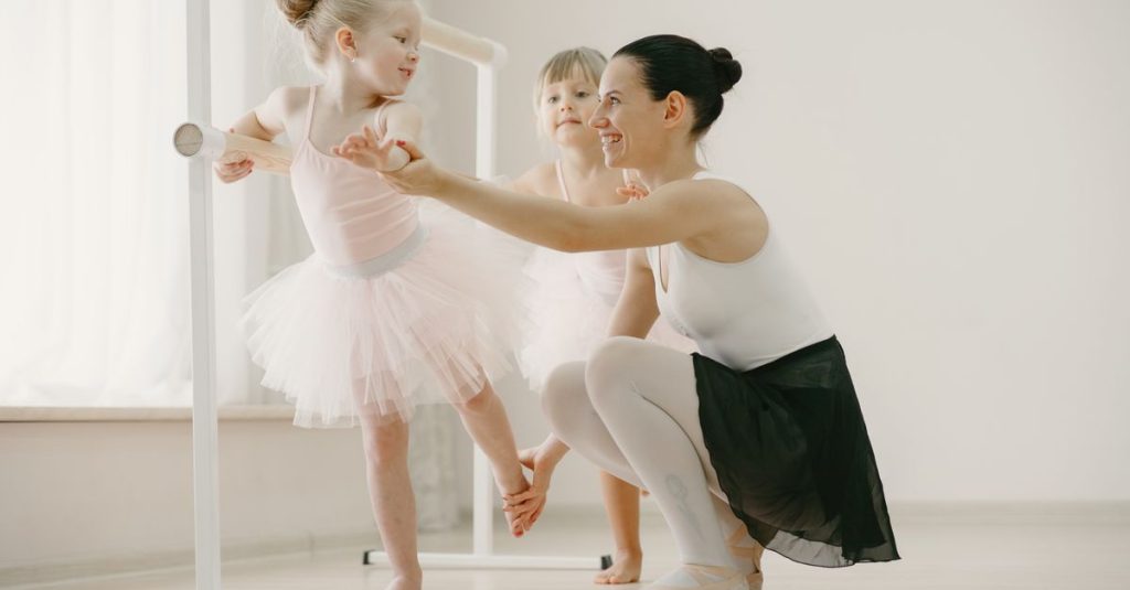 Découvrez les ateliers de danse sévillane pour débutants et apprenez les bases 2 participez à nos ateliers de danse sevillana et découvrez la passion et l'élégance de cette danse traditionnelle espagnole. pour tous les niveaux, vivez une expérience unique !