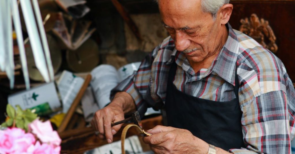 Plongez dans l'art du cuir traditionnel en espagne avec des visites d'ateliers uniques 2 découvrez l'artisanat traditionnel du cuir en espagne, un savoir-faire ancestral alliant qualité, authenticité et créativité.
