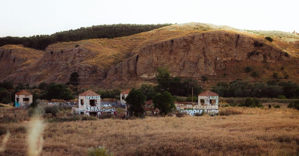 Découvrir les villages abandonnés à visiter en espagne pour une escapade hors du temps 2 découvrez les villages abandonnés d'espagne, témoins fascinants d'une histoire oubliée et de paysages authentiques à explorer.