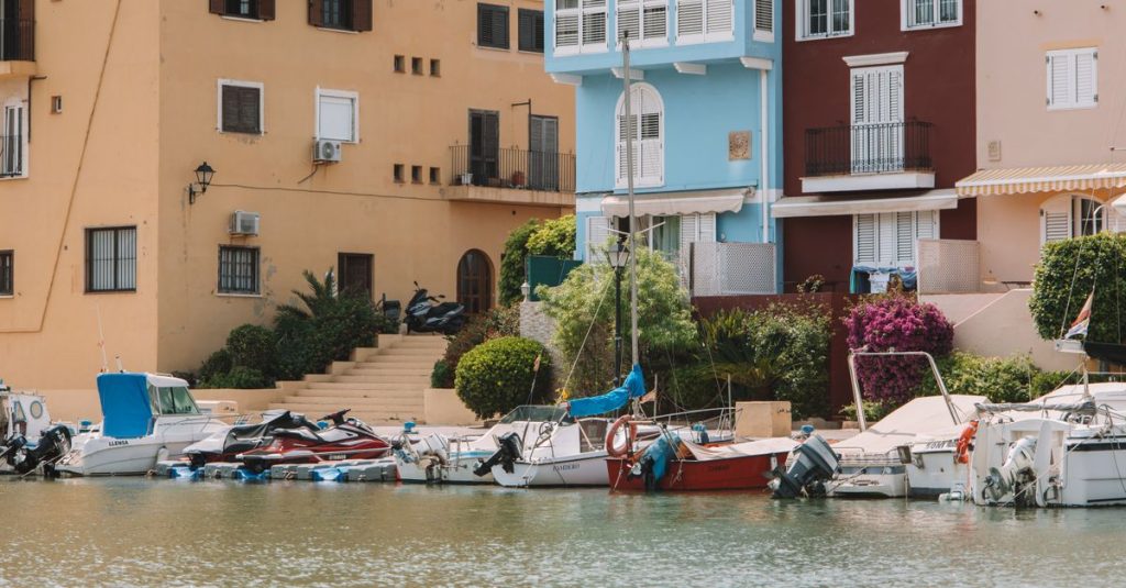 Découvrir les petits ports de pêche authentiques d'espagne pour un voyage unique 2 découvrez les ports de pêche authentiques d'espagne, où tradition et savoir-faire local se rencontrent pour offrir une expérience maritime unique.