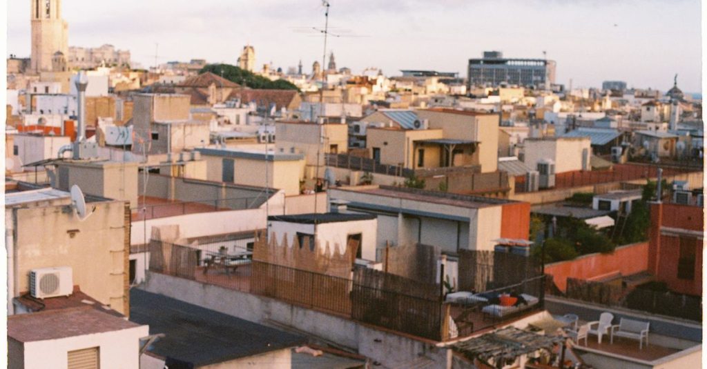 Découvrir barcelone au mois d’août : soleil, plages et festivals 2 découvrez barcelone, une ville vibrante alliant culture, plages et architecture exceptionnelle. explorez la sagrada família, flânez sur la rambla et savourez la gastronomie catalane.
