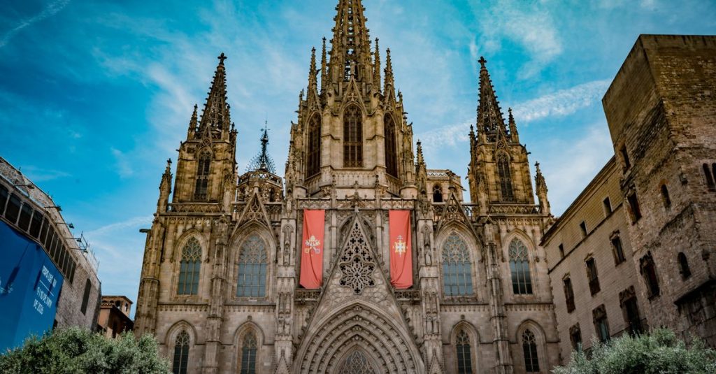 Découvrez l'histoire et l'architecture de la cathédrale sainte eulalie à barcelone 2 découvrez la majestueuse cathédrale de barcelone, un chef-d'œuvre gothique au cœur de la ville, riche en histoire et en architecture impressionnante.