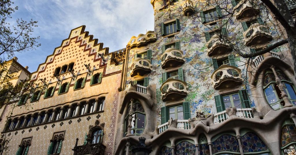 découvrez casa fuster, un chef-d'œuvre architectural emblématique situé à barcelone, alliant histoire, art et élégance pour une expérience inoubliable.