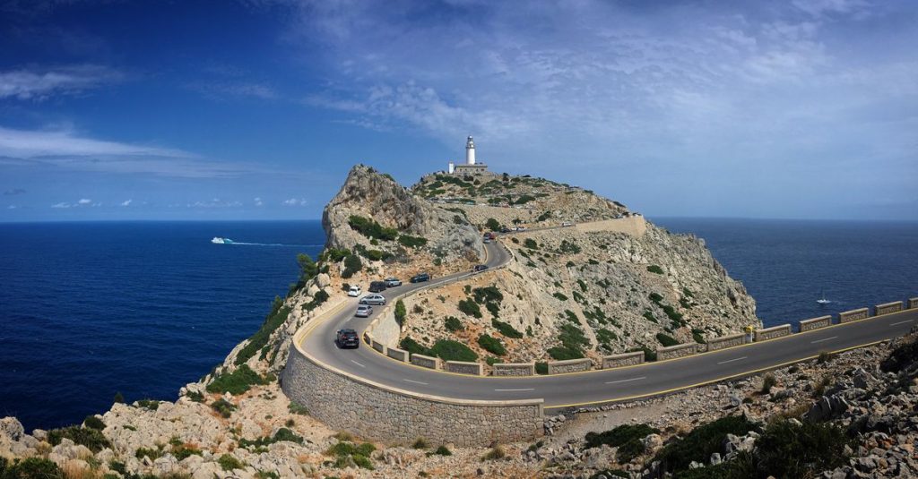 Découvrir les routes littorales peu fréquentées en espagne pour un voyage authentique 2 découvrez les magnifiques routes côtières d'espagne, idéales pour des voyages pittoresques le long de la mer méditerranée et de l'océan atlantique.