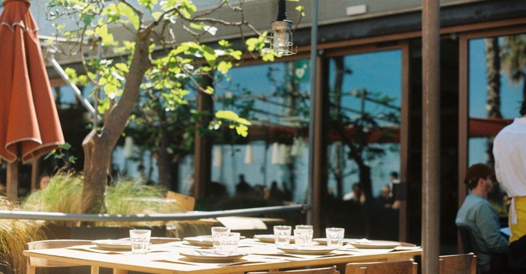 Où Manger le Soir à Barcelone pour une Expérience Culinaire Inoubliable 2 découvrez une expérience culinaire unique à barcelone, alliant saveurs locales et ambiance chaleureuse pour un repas inoubliable.