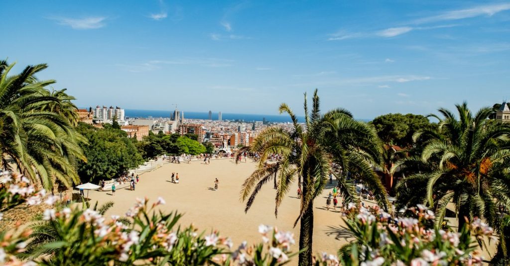 découvrez les jardins de gaudí, un lieu enchanteur où l'art et la nature se rencontrent pour offrir une expérience unique au cœur de l'œuvre du célèbre architecte catalan.
