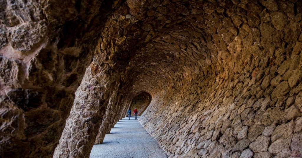Découvrez les jardins gaudí à barcelone et leur architecture unique 2 découvrez les jardins gaudí, un espace enchanteur inspiré par l'œuvre du célèbre architecte catalan antoni gaudí, alliant nature et art unique.
