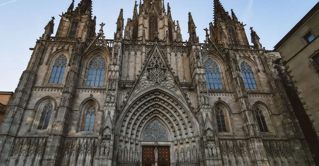 Découvrir le quartier gothique de barcelone et son histoire fascinante 2 découvrez le quartier gothique de barcelone, un lieu historique au cœur de la ville avec ses ruelles médiévales, ses places pittoresques et son ambiance unique.