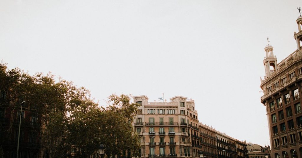 Découvrir le charme unique du quartier gracia à barcelone 10 découvrez gracia, un quartier emblématique réputé pour son ambiance bohème, ses places animées, ses boutiques artisanales et son riche patrimoine culturel au cœur de barcelone.