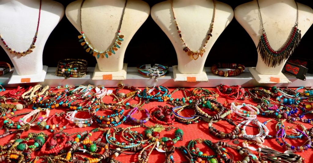 Découvrir les marchés aux antiquités hippies en espagne et leurs trésors cachés 2 découvrez les marchés d'antiquités hippies en espagne, un lieu unique pour dénicher des objets vintage, artisanaux et authentiques dans une ambiance bohème.