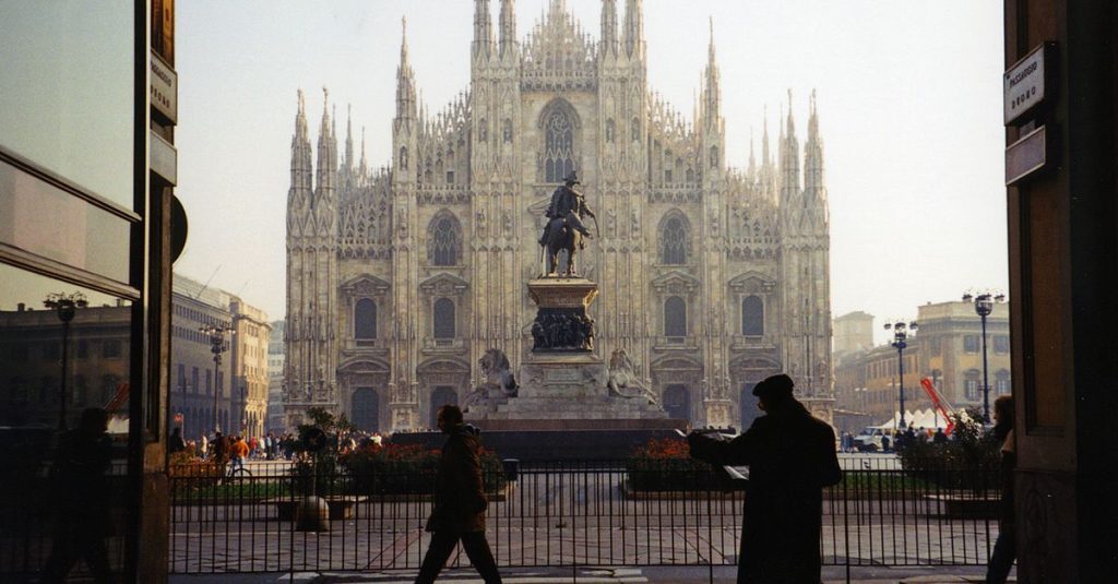 découvrez les incontournables de milan avec notre guide complet pour visiter la ville : architecture, musées, shopping et plus encore.