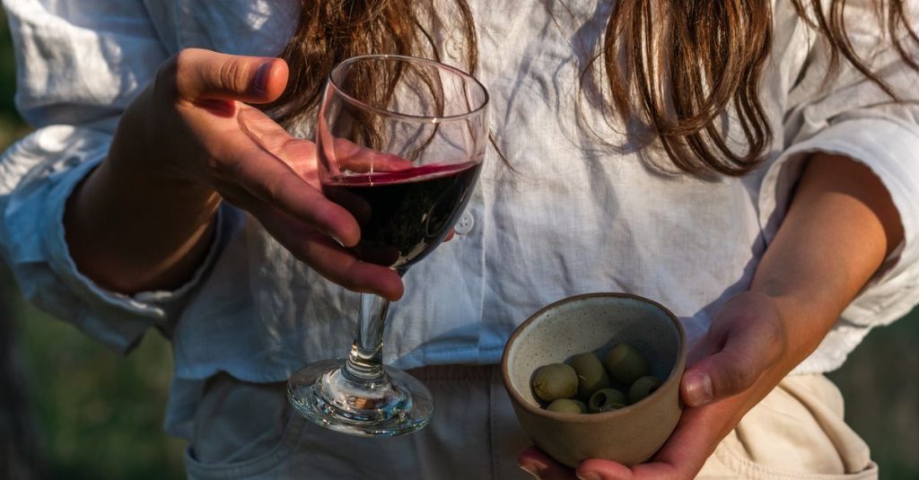 découvrez l'art de la dégustation de vins naturels, explorez des saveurs authentiques et apprenez à apprécier des vins élaborés sans additifs chimiques.