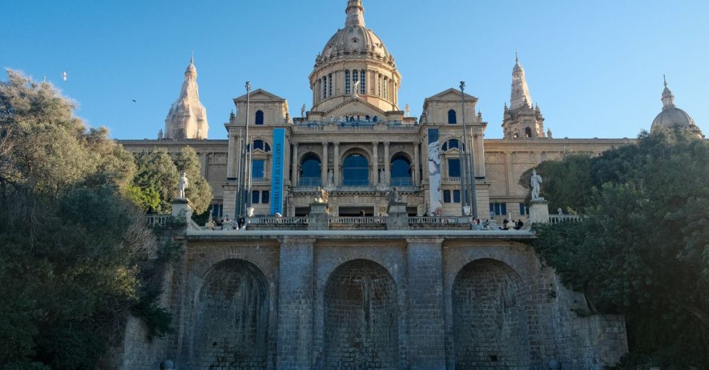 découvrez le musée picasso de barcelone, un lieu incontournable qui abrite une vaste collection des œuvres majeures du célèbre artiste pablo picasso, reflétant ses débuts et son évolution artistique.