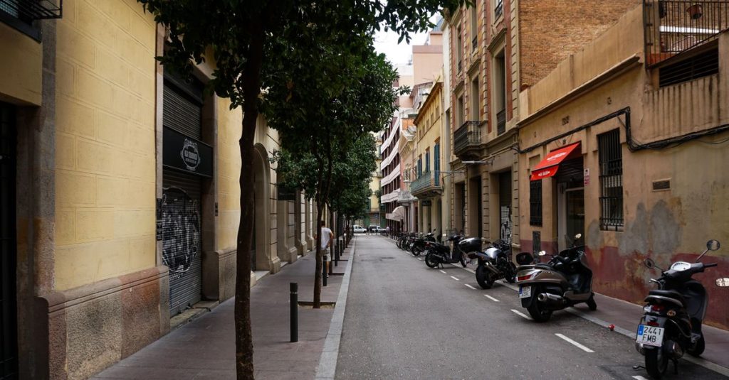 découvrez le quartier vibrant de poble sec lors d'une visite guidée à pied, entre ruelles pittoresques, histoire locale et ambiance authentique.