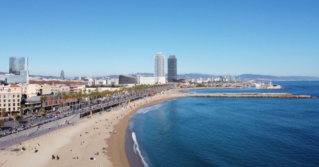 Plages calmes et peu fréquentées à barcelone pour une escapade paisible 3 découvrez les plages tranquilles de barcelone, idéales pour échapper à la foule et profiter d'un moment de détente au bord de la mer méditerranée.