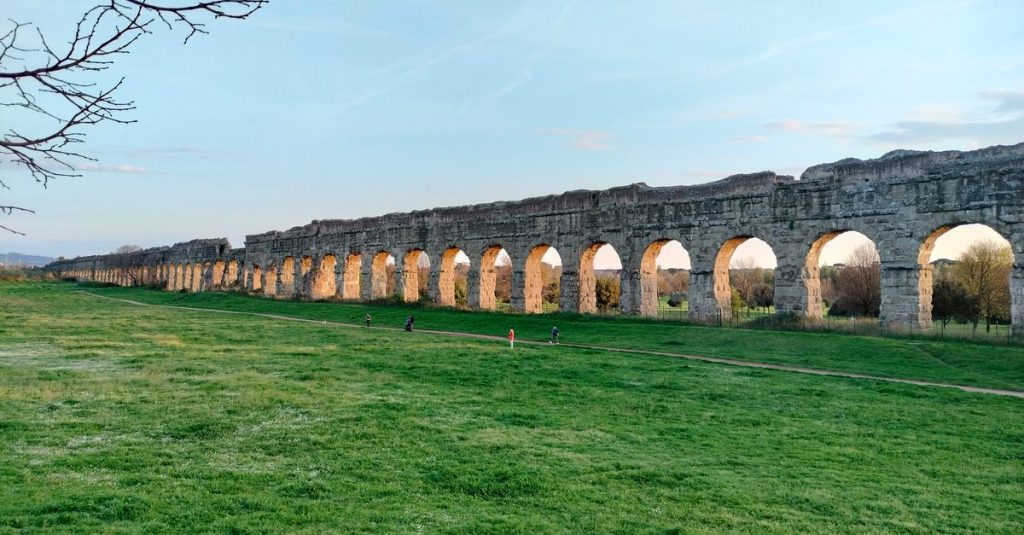 À la découverte des aqueducs romains moins visités en espagne depuis barcelone 2 découvrez l'ingénierie remarquable des aqueducs romains, des chefs-d'œuvre antiques qui ont permis l'approvisionnement en eau des villes de l'empire romain.